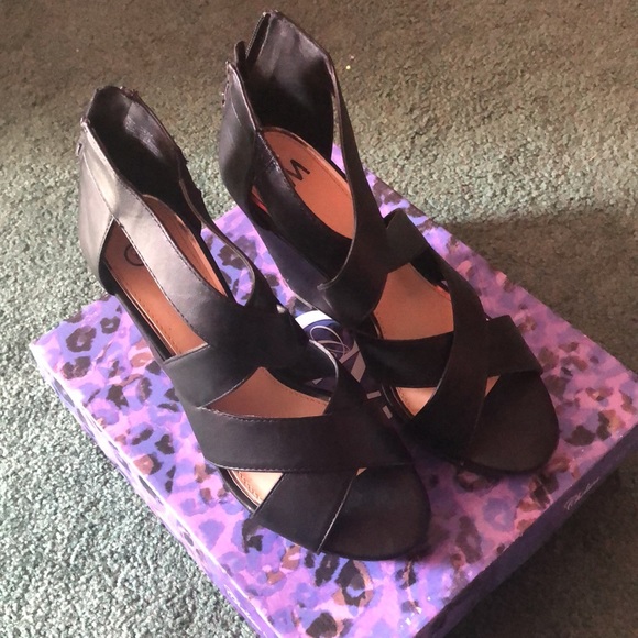 NWT BLACK ZIP UP WEDGES - Picture 4 of 4